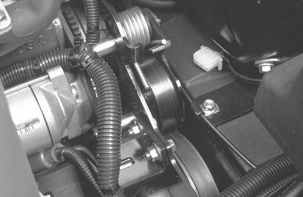 Byta ut hydrostatdrivremmen. För in en nyckel eller en liten rörbit på remspänningsfjäderns ände. Varning Justera gasreglaget.