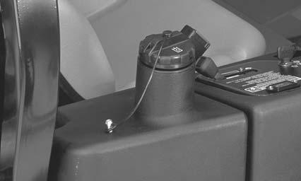 Hydraulfilter Figur 48 Figur 49 3. Fyll behållaren (fig. 50) med cirka 3, liter hydraulolja. Se även Kontrollera hydraulsystemet på sidan 8. Viktigt Använd endast specificerade hydrauloljor.