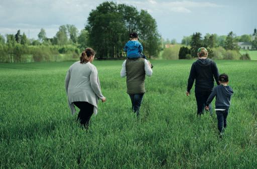 Esplunda Esplunda gård ligger utanför Enköping i västra Uppland. Här föder man upp svensk Rapsgris och nötkreatur. Gården har varit familjeägd ända sedan 1544.