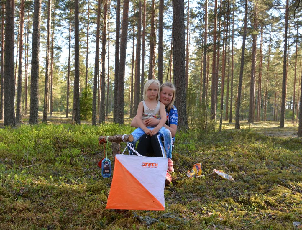 På bilden är Signe och Frida på NOK 3-dagars i fjol.