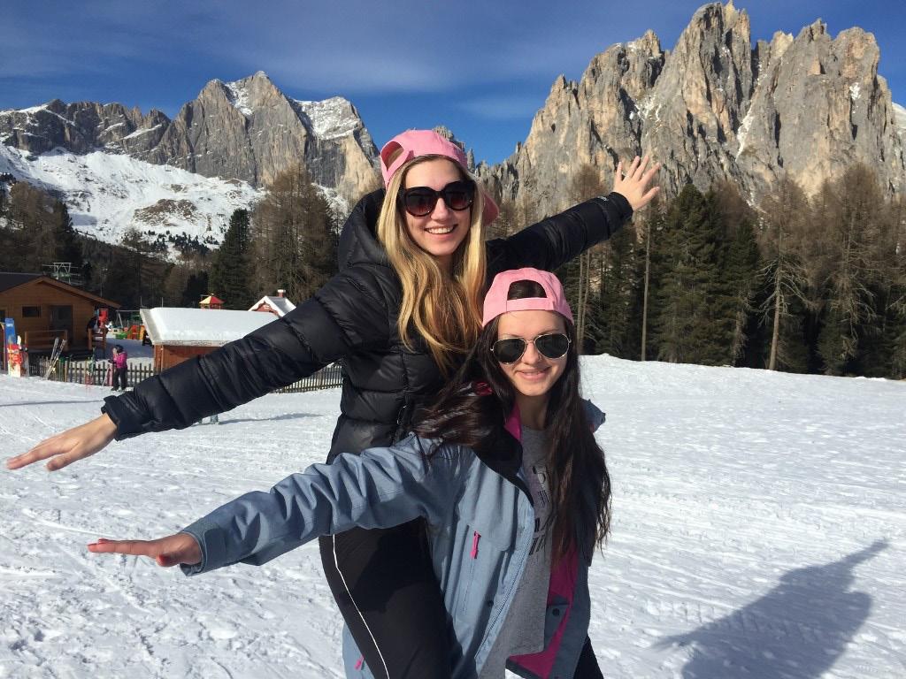 Lovisa och Amanda njuter av skidåkning och sol i alpin miljö. Härliga skidbilder Vintern har inte varit den bästa för längdskidåkning.