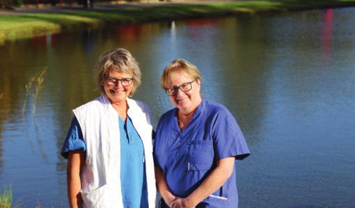 Gun-Britt Lindqvist, tandhygienist på sjukhustandvården i Skövde och kurator Margaretha Lundin på lungmedicin.