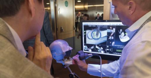 UPPLEV FRAMTIDENS TANDVÅRD PÅ FUTURE LAB TEXT Mikael Rosengren FOTO Nobel Biocare På årets Riksstämma kan besökarna uppleva och testa framtidens tandvård.