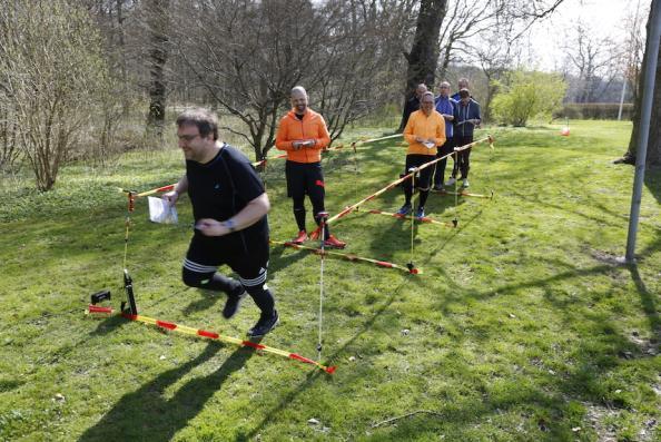 Erik Ahlström, ansvarig för kursen, tackar klubbmedlemmarna Roy O, Dennis R, Hans B, Oscar G, Bengt J och Martin N för goda insatser i den