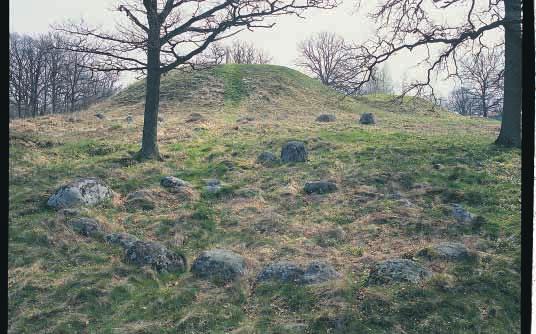 Vid Ingelstad ligger ett stort gravfält med över 130 synliga gravar. Den helt dominerande graven är Inglinge hög, en av de större gravhögarna i landet från yngre järnålder.