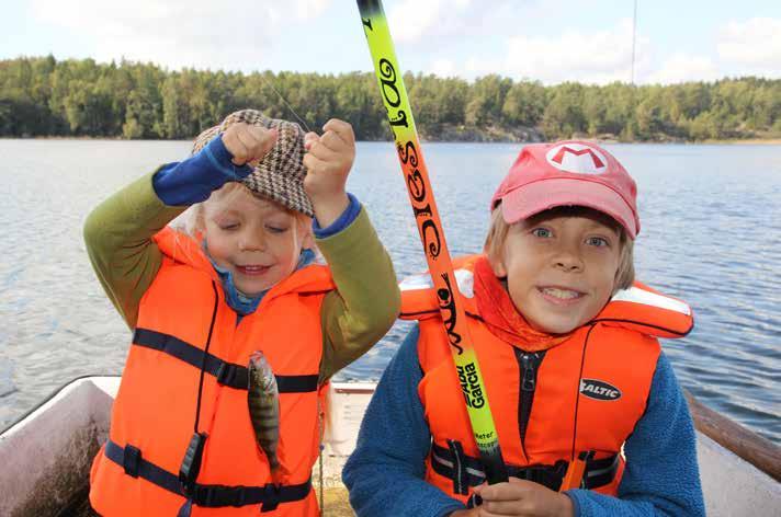 Glada nya sportfiskare på abborrmete.