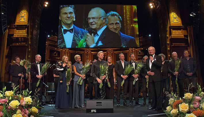 GLAMOURÖS GALA FÖR LAXEN H.M. Konungen är engagerad i fiskefrågorna och har gjort en egen donation till stiftelsen. Här ses Kungen tacka artisterna som förgyllde laxgalan på Berns i höstas.