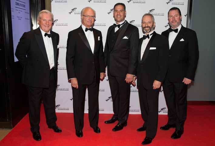 Engagerad kvintett bakom En kväll för laxen, fr.v: Claes Bourghardt, H.M. Konungen, Thomas Johansson, Martin Falklind, Gustaf Magnuson.