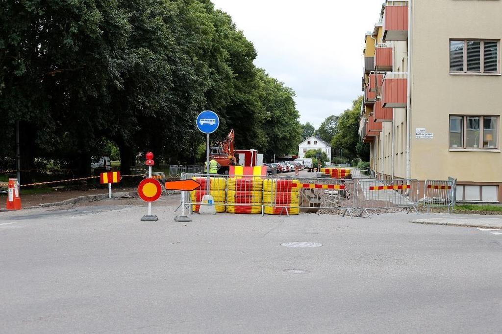 24 Exempel på omledning av trafik vid schaktarbete. TF.3.9.2 Skyddskläder Vid arbeten som utförs på gator/vägar inom kommunens verksamhetsområde skall skyddskläder av klass 3, enl. SS-EN471, användas.