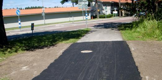 32 Utgör schakten mer än 50 % av cykel- eller körfältsbredden ska hela bredden återställas. TF.4.3.2 Grusvägar Formen på schakten ska vara kvadratisk eller rektangulär samt följa vägens huvudlinjer.