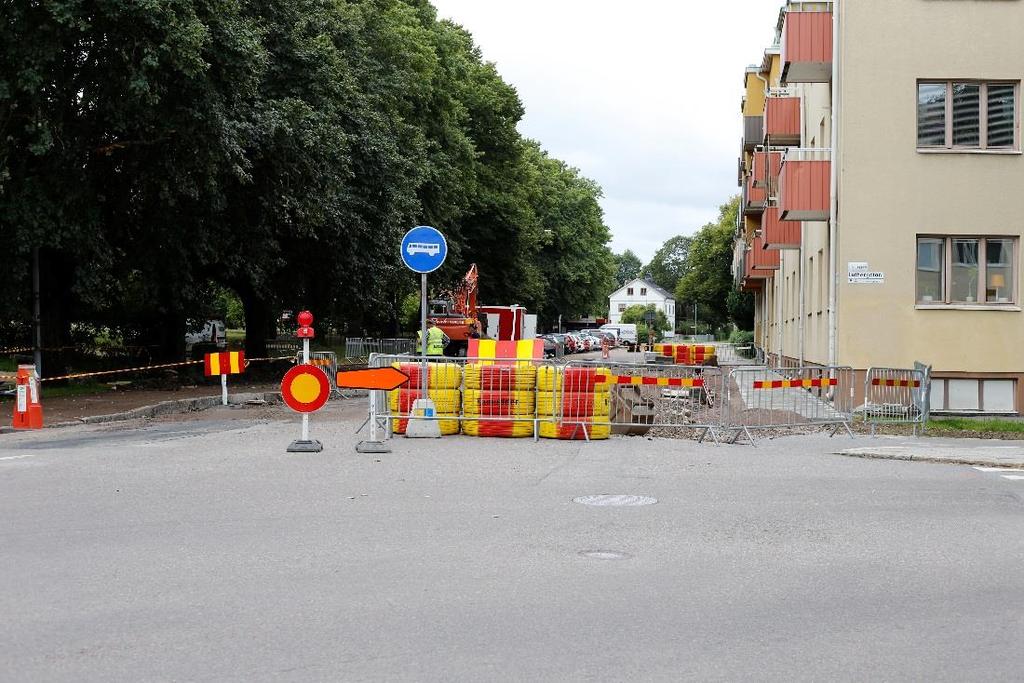 26 Exempel på omledning av trafik vid schaktarbete. TF.3.9.2 Skyddskläder Vid arbeten som utförs på gator/vägar inom kommunens verksamhetsområde skall skyddskläder av klass 3, enl. SS-EN471, användas.