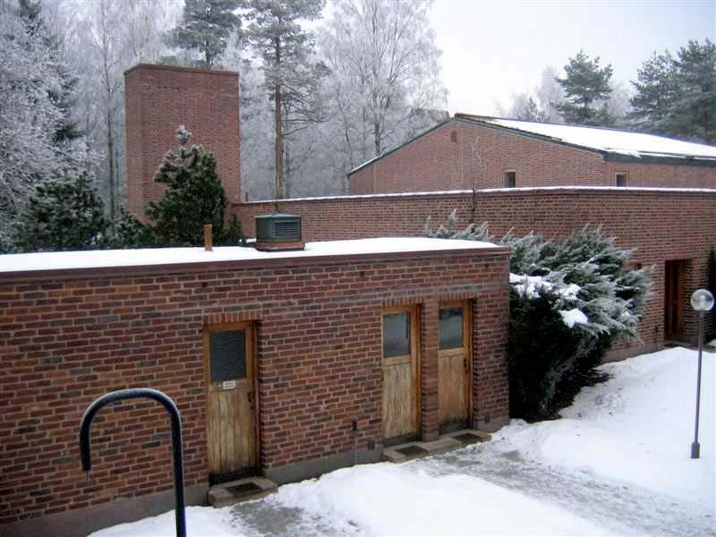 Byggnadsvolymerna är enkla med skarpskurna och rätvinkliga profiler, de är försedda med plantak samt fönsteröppningar som verkar som utskurna öppningar i murverket.