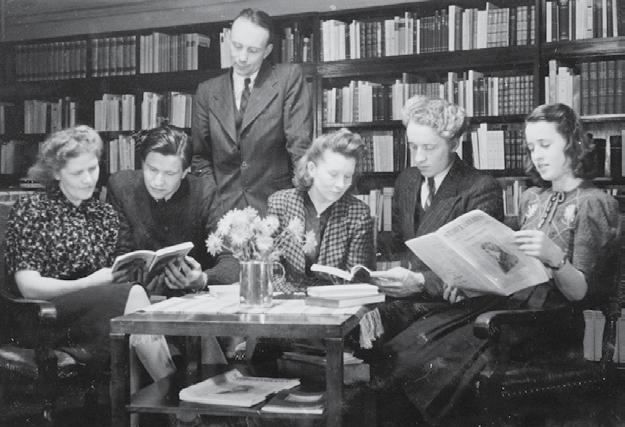 Studiecirkel i skolbiblioteket, tidigt 1940-tal. Den 300-åriga eken står kvar.