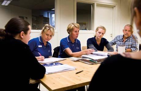 Kunskapsutbyte och information om vårdtagaren rimärvård: Distr sköterska rbetsterapeut jukgymnast Undersköterska Hemtjänst: Enhetschef ersonal från