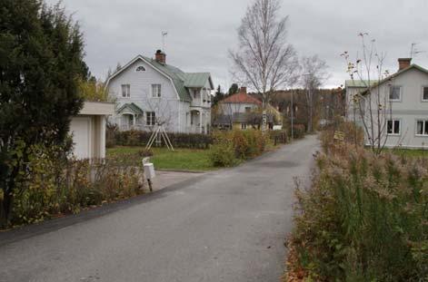 På SÄVERSTA 4:113 står ett större bostadshus med tillhörande uthus samt en anslutande mindre bostadsbyggnad.