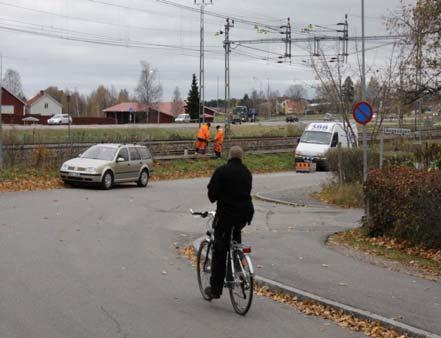 I anslutning till handelsträdgården Mobackes kan de ofta vara trångt mellan parkerade bilar och då det delvis saknas en tydlig struktur för parkering kan det uppstå trängsel och försämrad