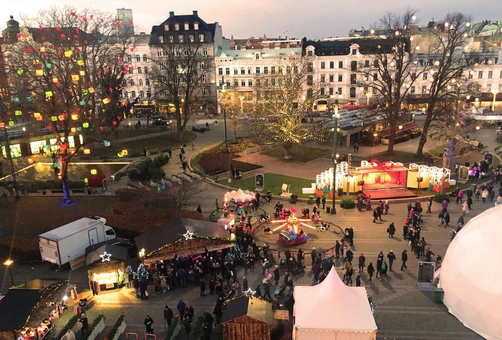 ATMOSFÄR JUL I MALMÖ CITY BLACK FRIDAY Inför julstarten sista helgen i november smyckade vi city med stora snöflingor som fästes på 75 st lyktstolpar längs stråket i city.