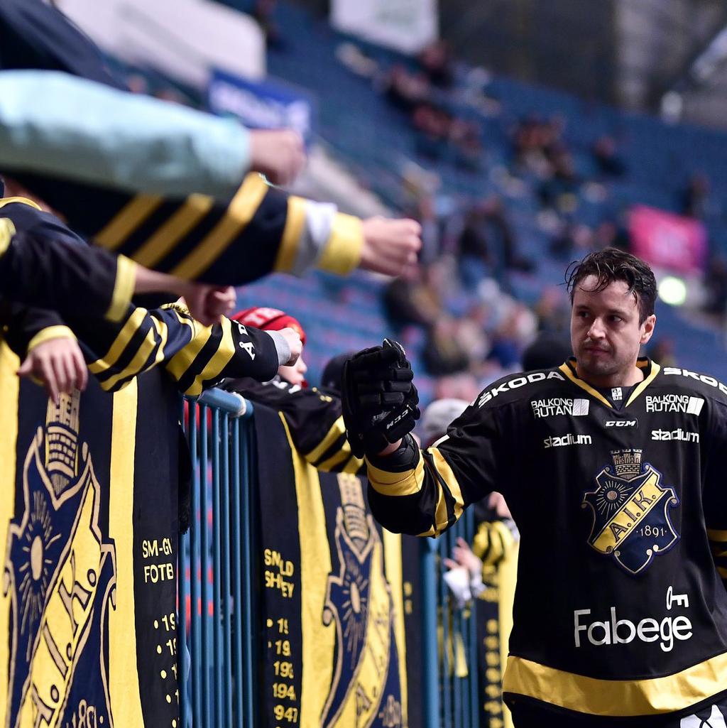 Kundhockeyn är enormt uppskattad av våra kunder och många hör av sig, redan innan vi har gått ut med inbjudan, för att de vill boka in det. Johan Nilsson, Upsales MED GEMENSAM BLICK UPPÅT.