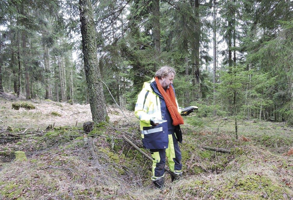 12 Sentida bebyggelselämningar och skyttevärn i Härryda Figur 9. Bilden visar en av de runda vallkonstruktionerna mot söder (A3099). Foto: Gundela Lindman. i formen, medan en var närmast rektangulär.