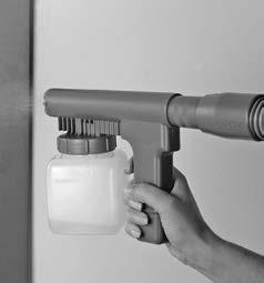 Golvdammsugare och tillbehör ANVÄNDNING AV SPRUTPISTOLEN (forts.) 2 Med munstycket pekande bort från dig kan sprayen justeras genom reglaget på sprutpistolens avtryckare.