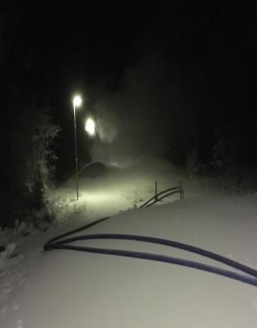 Ju lägre temperaturen är desto fortare går det att få ihop tillräckligt med snö. Att spruta snö är dock bara en del i arbetet med att skapa skidspår.