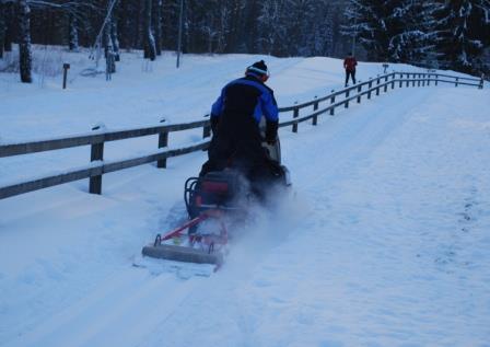 Däremot tål inte spåren att man går i dem, de är till för skidåkning enbart!