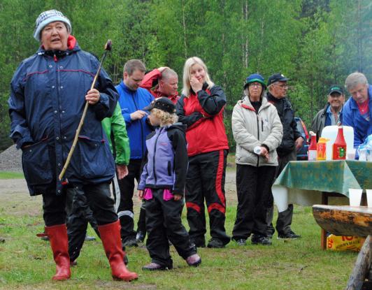 Men som någon sa: det finns inget dåligt väder, bara dåliga kläder. Det kom ca 40 besökare till fäbodvallen vilket var mycket bra med tanke på vädret.