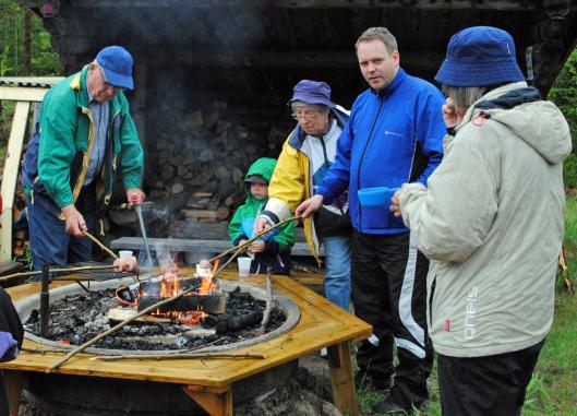 Det bjöds på grillad korv, kaffe till vuxna och saft till barnen vilket uppskattades.