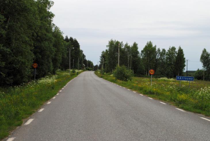 Drag-racing - en artikel om vansinnesrallyt i Måttsund En veckodag nu i början av juni kom bara en bil som höll en hastighet under tillåtna femtio kilometer i timmen, på sträckan mellan gamla