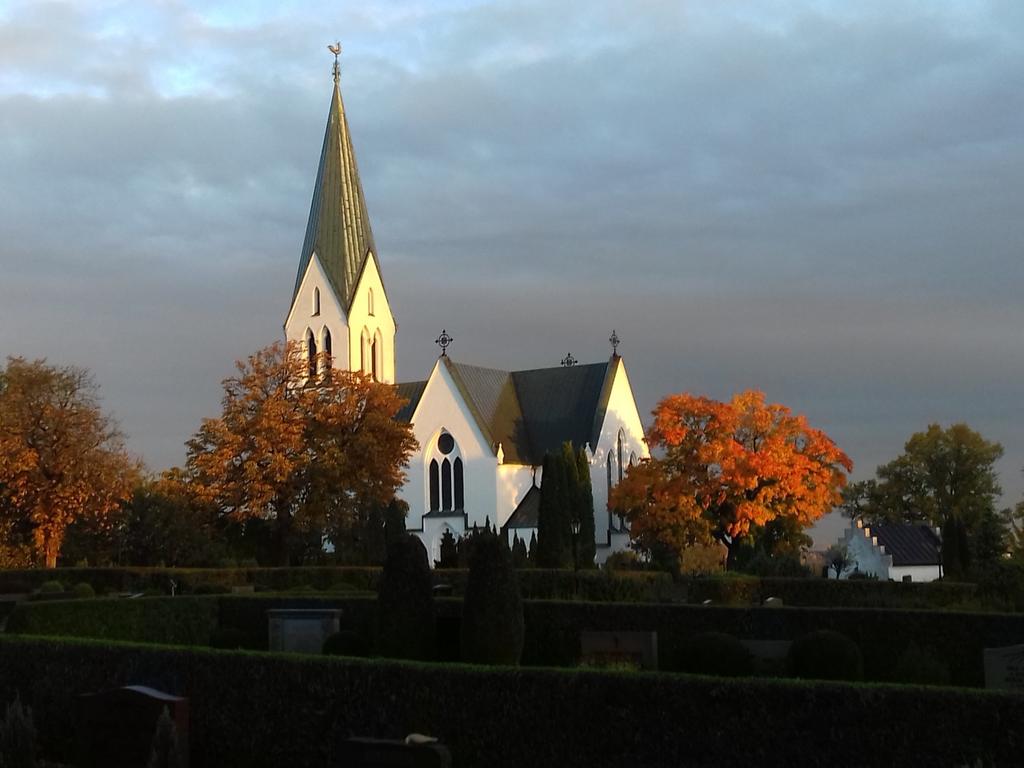 FOTO: Inger Utzon Björnekulla kyrka i höstskrud Välkommen till