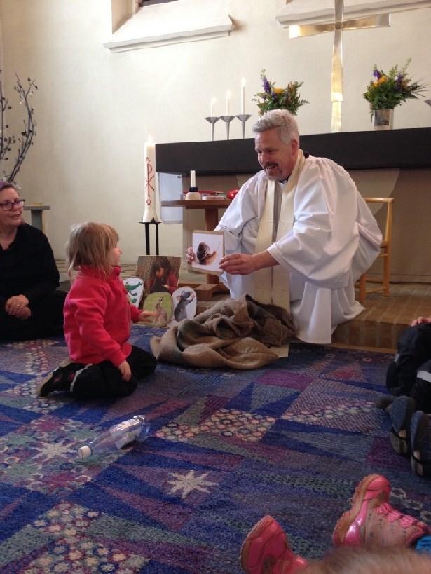 Barnen sitter på mattan längst fram i kyrkans kor, sjunger barnpsalmer/ sånger och tar del av kyrkoåret och Bibelns berättelser på ett lekfullt sätt.