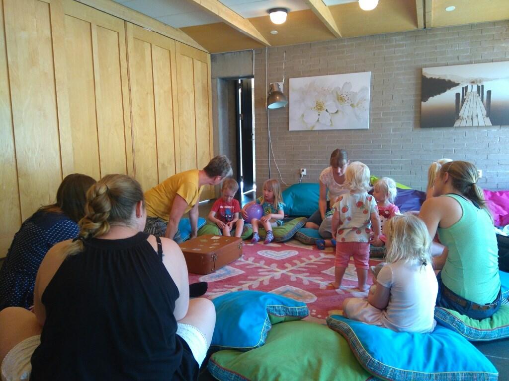 Öppen kyrkis ( öppen förskola ) - för dig som är hemma med barn Verksamhet för förälder (eller annan vuxen exempelvis far eller morförälder) och barn.