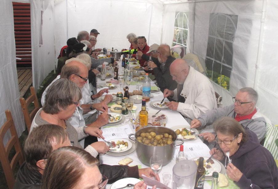 (Forts. från sidan 19) ka. Jag är sååå nöjd med att bara titta på. Partytältet var rest och vädret var fortfarande underbart. Vi var 28 personer, om jag minns rätt, så vi fick bra plats runt bordet.