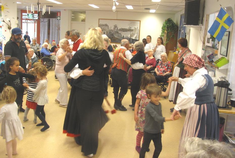 ning Pavlova-tårtan på plats; vispad grädde på den hembakta marängbottnen och en massa jordgubbar ovanpå.