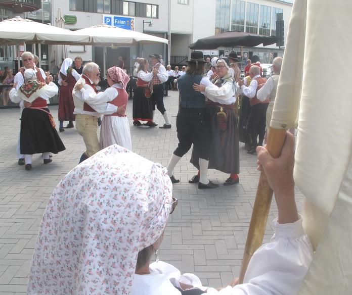 Helt plötsligt kom Ingalill farande men vi hittade aldrig takten i omdansningarna utan skrattade oss genom dem. Vid båda uppvisningstillfällena hade vi en mycket entusiastisk publik. Alltid roligt!