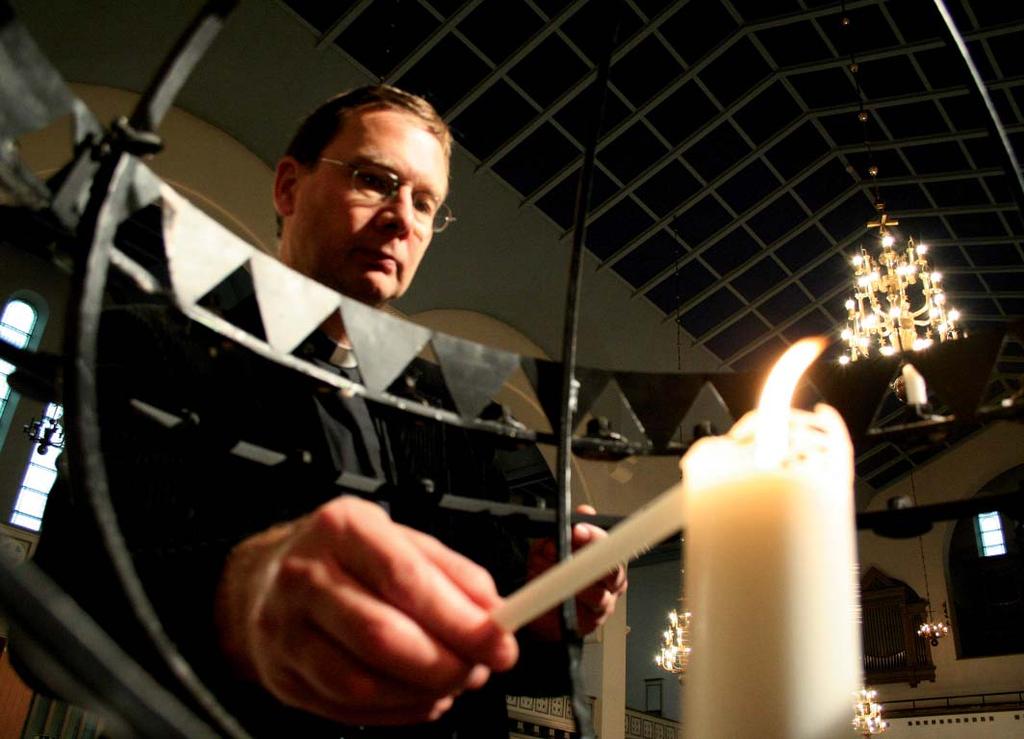 Mikael Ringlander berä ar a det har blivit allt vanligare a människor kommer ll kyrkan för a tända ljus för någon anhörig eller bekant som har gå bort.