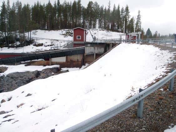 8 16 m 3 /s - Effekt: 2.2 MW - Produktion: 9 GWh/år Anläggningens avbördningsförmåga uppgår till 160 m 3 /s. Den fixpunkt som gäller för anläggningen är placerad på vänster damm.