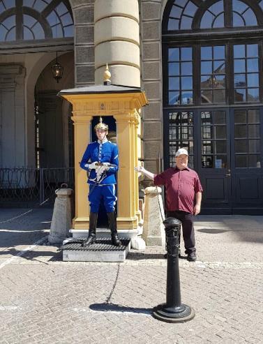 På fredagen efter frukosten begav vi oss till slottet. Där var det jätteintressant och kolla på gamla grejer. Sedan gick vi på gamla stan och unnade oss en glass.