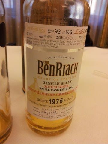 Glas Nr 6 är en Single Cask Hogs Head 1976, 34 Y/O, 48,2%, tappad 2011. Mycket fruktig smak Magnus avslutar med handuppräckning om vilka 2 Whisky som smakar bäst.