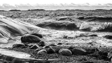 Här har fotografen fångat havet som det är när det är blåsigt och jäkligt!