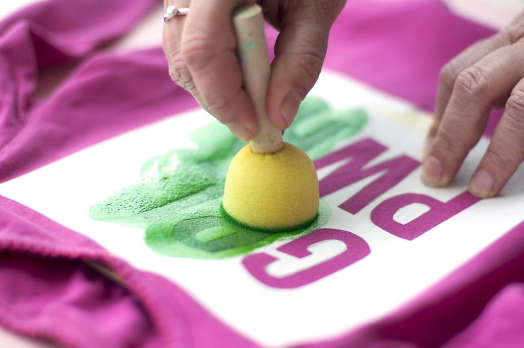 DIY Screenprint T-shirt Häng med på den hetaste trenden i höst; Statement T-shirt och var din egna aktivist.