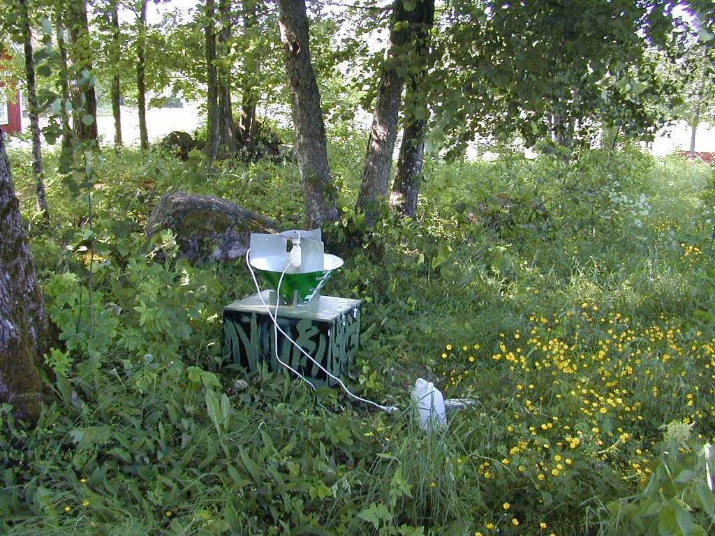 Insamling med hjälp av ljusfälla Under inventeringen användes små mobila ljusfällor av typen Ryrholm (Monitoring and Data Group of the Nordic Council of Ministers, 1994).