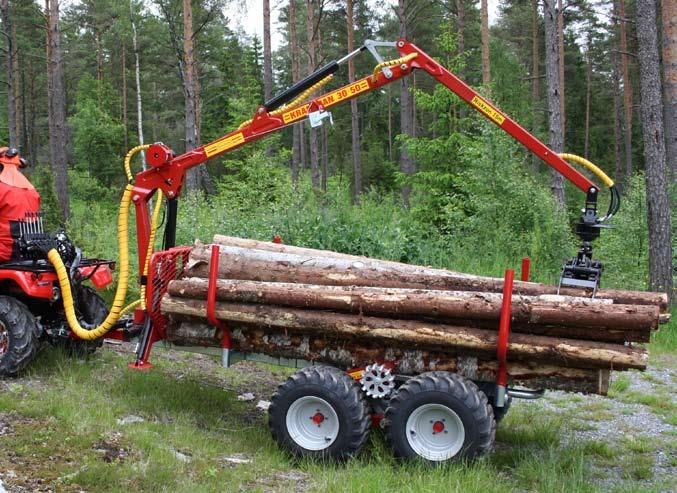 SKOGS PAKET 3 PRO maskinen lättsvängd, även med hydraulaggregatet monterat på pakethållaren. Maskinen utrustas med en främre inbyggd WARN-vinsch och hasplåtar.