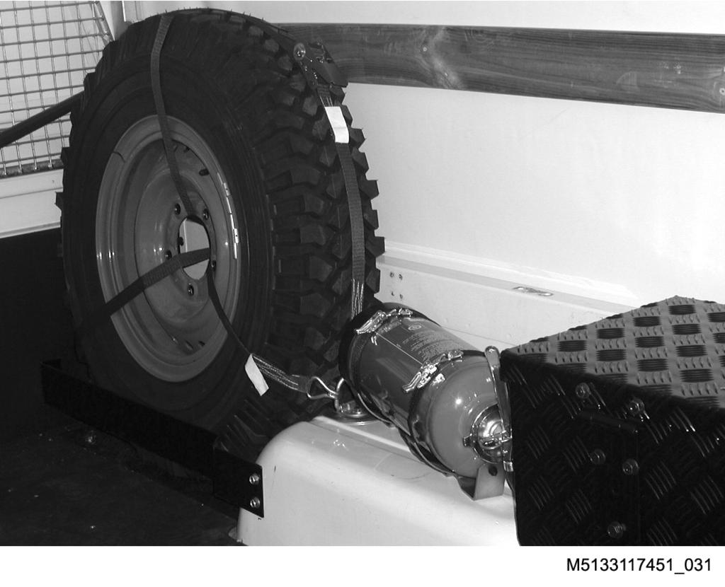 Konstruktion och funktion Lastterrängbil 1T, Flak 2M, 4x4 En 6 kg pulversläckare finns