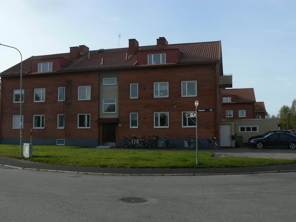 Gripen 29 Sida 6 av 17 Fastigheten har en total area på 1520 m 2 och är bebyggd med ett flerbostadshus sammanbyggd med garage. På fastigheten är det uppfört en fristående carportlänga med förråd.