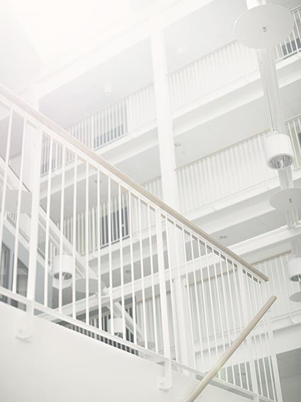 Gemensamma utrymmen Inga entrémattor utanför lägenhetsdörren TRAPPHUS Framkomligheten får inte hindras. Trapphuset är din väg ut och räddningstjänstens väg in om det brinner.
