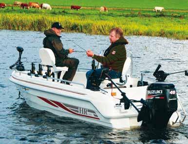 HR 46 Fishing har rejäla fribord, regnlänsande durk, pollare och kraftiga längsgående rostfria räcken där man enkelt kan montera olika typer av etrautrustning.