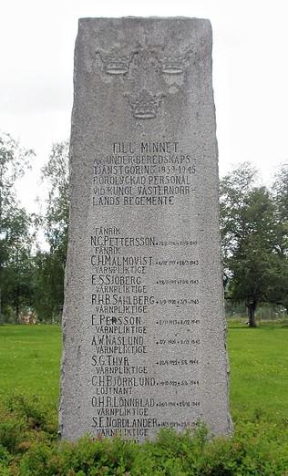 Minnessten i Västernorrlands regementes park Foto Sven-Olof Braf Till MINNET av under beredskapstjänstgöring 1939-1945 förolyckad personal vid Kungliga Västernorrlands