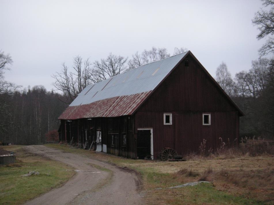 Bild: Ladugården i Vevik, efter påbyggnader, vissa delar är från 1700-talet.