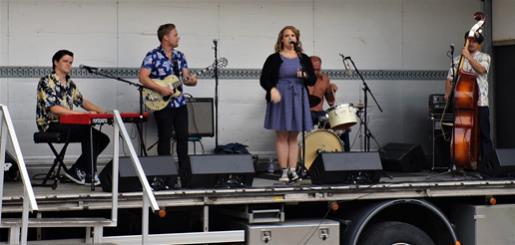 fler. Från scenen underhöll Big Beat Express ett Rockabilly